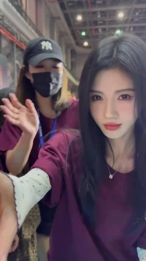 配资方式 31岁鞠婧祎掏腰包给粉丝买单，饭圈这事儿可真有意思！